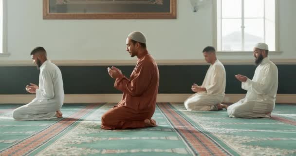 在斋月 穆斯林 祈祷者和圣人作为一个群体 在清真寺里共同信奉精神宗教 崇拜真主 穆斯林 阿拉伯人和享有和平或尊重感激 信任和希望的人民 — 图库视频影像