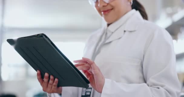 Mujer Feliz Tableta Manos Científico Investigación Médica Inspección Resultados Laboratorio — Vídeo de stock