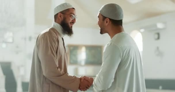 穆斯林 握手和清真寺里的人们在伊斯兰社区问候 交谈和尊重 朋友和男人在宗教建筑里握手 为Ramadan Kareem祈祷和支持 — 图库视频影像