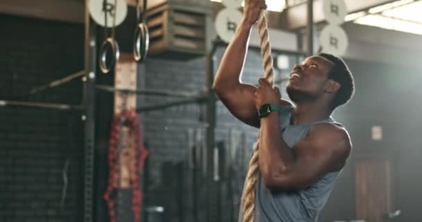Fitness Gimnasio Hombre Negro Trepando Cuerda Para Entrenamiento Ejercicio Del — Vídeos de Stock
