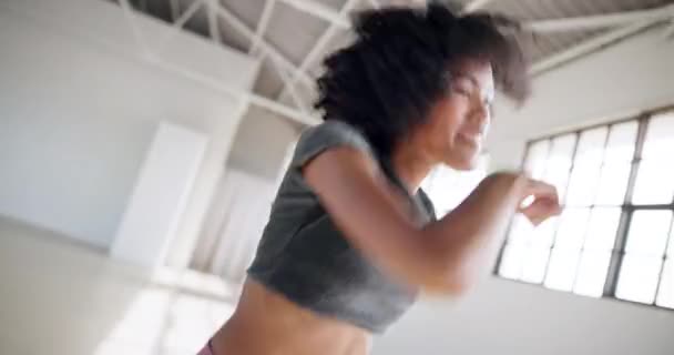 Танцы Улыбка Энергия Женщиной Студии Фитнеса Велнесс Тренировки Тела Выступления — стоковое видео