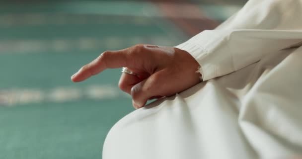 Islám Podlaha Detailní Záběr Ukazováčku Nebo Osoby Mešitě Pro Modlení — Stock video