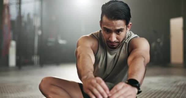 男人为了强壮的身体 肌肉的发育或力量的平衡而在健身房的地板上伸展 能量训练锻炼中的承诺 动力和专注于地面 健美者和锻炼心态 — 图库视频影像