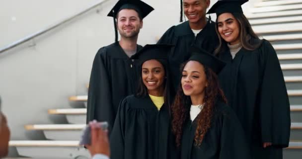 Glückliche Studenten Abschluss Und Gruppenfotos Zur Feier Leistung Oder Errungenschaft — Stockvideo