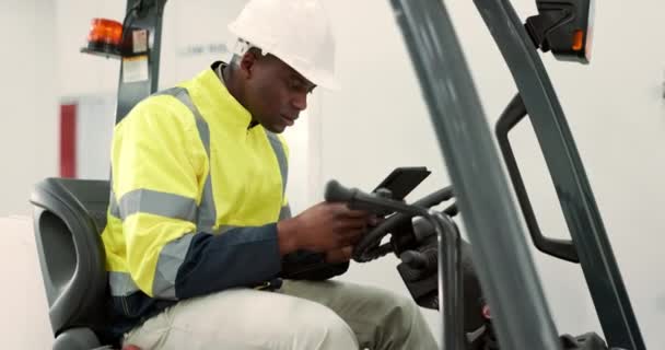 Tablet Empilhadeira Engenharia Com Homem Negro Armazém Para Gerenciamento Projetos — Vídeo de Stock