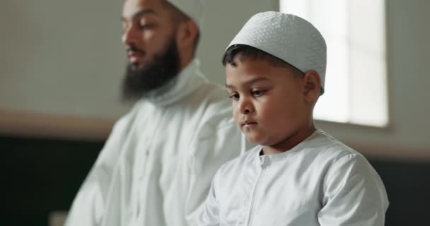 Moslim Biddend Man Met Kind Moskee Voor Leren Religieuze Opvoeding — Stockvideo