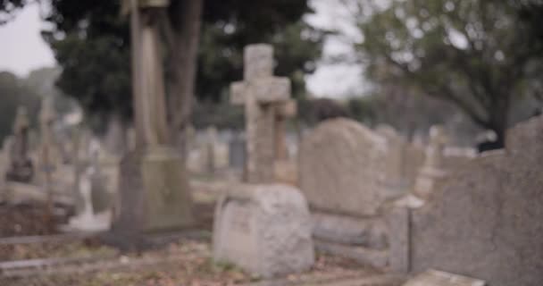 空坟场和墓碑 用于死亡仪式 宗教或追悼会 墓碑上的天主教标志 背景或基督教标志 用于哀悼 埋葬或在公墓丢失 — 图库视频影像