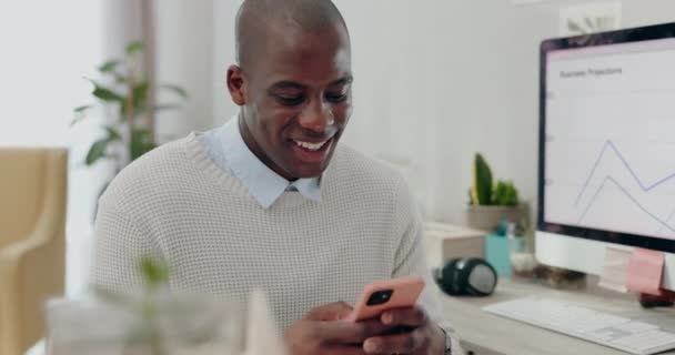 微笑和业务与黑人在总部的沟通 社交媒体和网络 移动应用程序 与笑着上网的人的联系和连接 远程工作和网站 — 图库视频影像