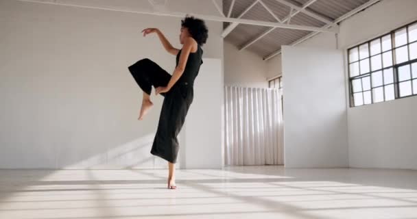 Tanz Performance Und Eine Frau Einem Kreativen Atelier Mit Energie — Stockvideo