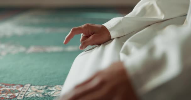 伊斯兰教 祈祷和在清真寺中对一个手指或个人进行特写 以寻求神圣 朝圣或支持 穆斯林 男人的希望和手 为尊重 宗教或信任而祈祷 表示或敬拜 — 图库视频影像