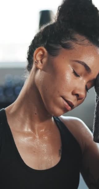 Усталость Потливость Здоровье Женщиной Тренажерном Зале Дыхания Тренировки Фитнеса Упражнения — стоковое видео