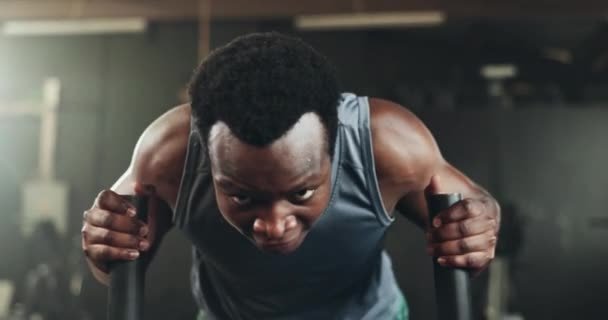 Schwarzer Mann Fitnessstudio Gewichtschlitten Und Muskelausdauer Starker Körper Und Kernausgleichskraft — Stockvideo