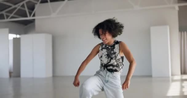 Kreatywny Hip Hop Kobieta Tańczą Swobodą Muzyce Lub Ćwiczą Ruch — Wideo stockowe