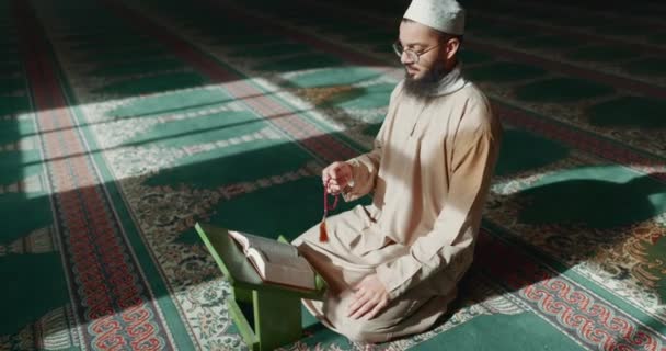 Іслам Молитва Людина Мечеті Кораном Уважність Вдячність Вірі Читання Поклоніння — стокове відео