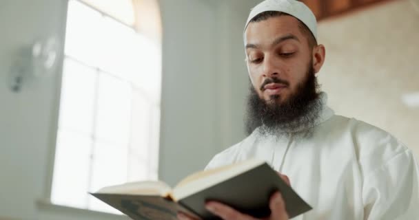 Islámský Muž Čtení Quran Mešity Vírou Čtení Bdělost Uctíváním Hledání — Stock video