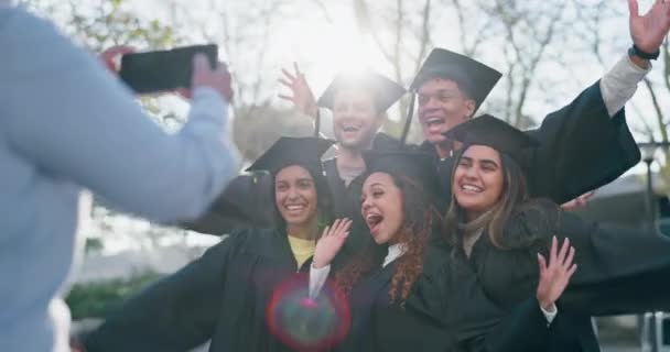 同学们 毕业摄影和微笑为大学的成功 班级庆祝和在校园里的惊叹 在照片 社交媒体和大学户外 快乐的朋友或学生都很兴奋 — 图库视频影像