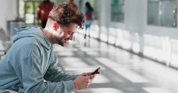 Üniversitede Eğitim Sosyal Medya Iletişim Için Bir Adamla Telefon Arama — Stok video