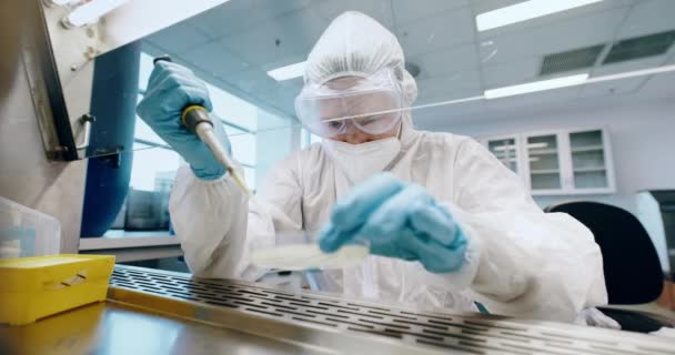 Ciência Vidro Segurança Pessoa Com Placa Petri Laboratório Para Pesquisa — Vídeo de Stock