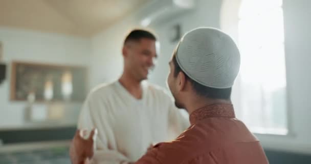 Musulmanes Religión Gente Abrazan Mezquita Para Comunidad Apoyo Saludo Líder — Vídeo de stock