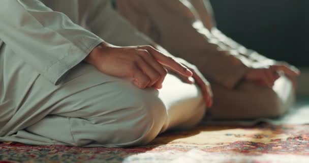 伊斯兰教 祈祷者和人们跪在清真寺里 带着信仰 专注和感恩进行冥想 宗教和穆斯林人民一起在圣殿举行赞美 精神教育与和平的活动 — 图库视频影像
