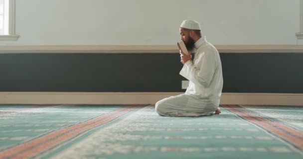 Koran Moslim Man Die Lezen Voor Geloof Een Moskee Voor — Stockvideo