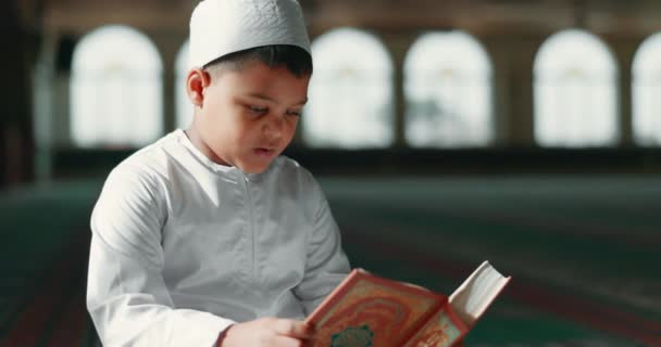 イスラム教では イスラム教では クルアーンを読んで 祈りと信仰に感謝を捧げます 聖なる寺院で礼拝 ムスリムの学生は 霊的な教え 研究で賞賛しています — ストック動画