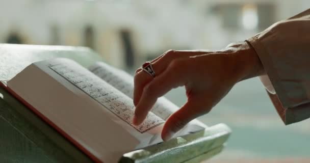 Χέρια Κοράνι Και Closeup Της Γυναίκας Ανάγνωση Στο Τζαμί Για — Αρχείο Βίντεο