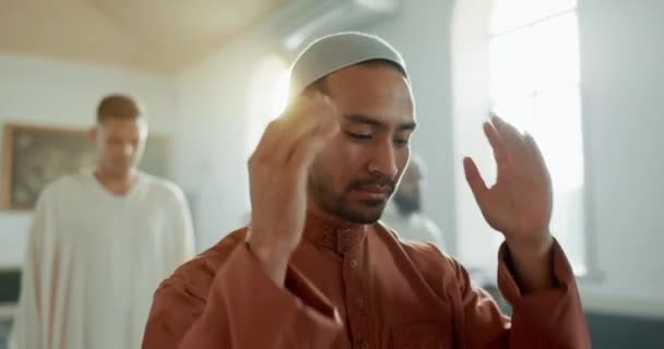 伊斯兰教 祈祷和一群男人和伊玛目一起在清真寺里 虔诚和感恩地信仰着 宗教和穆斯林人民在圣殿中一起赞美真主 进行精神教育和与真主和平相处 — 图库视频影像