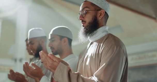 伊斯兰教 赞美和一群男人在清真寺里虔诚地祈祷 感激和庆祝信仰 宗教和穆斯林人民一起在神殿中进行精神教育与和平 — 图库视频影像