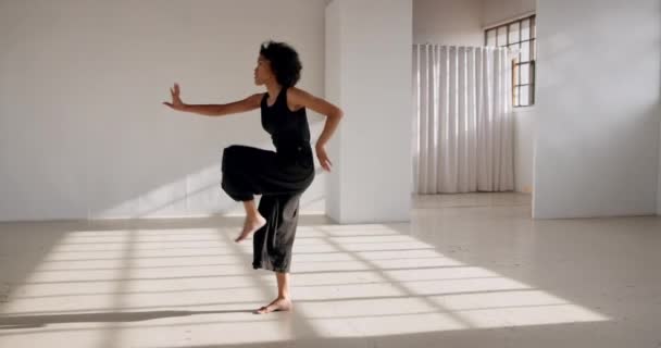 Танці Виступ Жінка Фітнесом Творчій Художній Студії Енергією Пристрастю Африканська — стокове відео