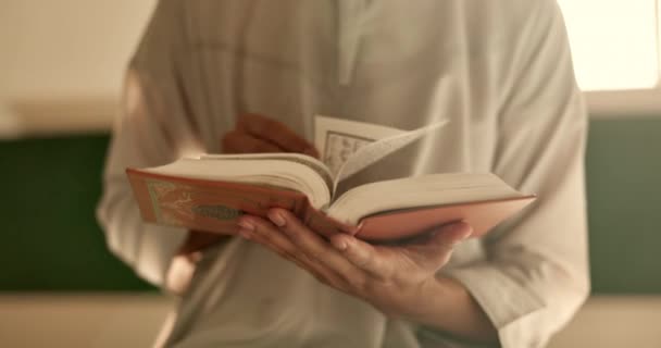 Руки Людина Мечеті Читає Коран Ісламське Вивчення Уважності Вдячності Віри — стокове відео