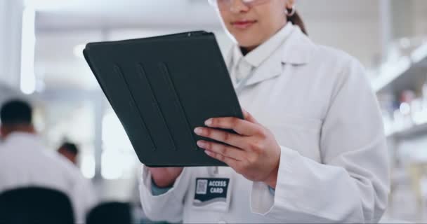 Boldog Tabletta Kezek Tudós Kutatás Ellenőrzés Vagy Eredmények Tudományos Laboratóriumban — Stock videók