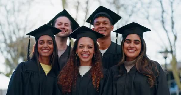 Universitätsabschluss Studenten Und Gesicht Der Gruppe Lächeln Für Erfolg Leistung — Stockvideo