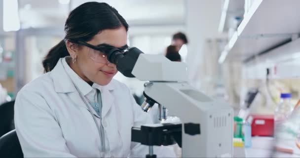 Microscópio Ciência Mulher Laboratório Médico Para Análise Dna Genes Química — Vídeo de Stock