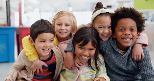 Face Çocuklar Öğrenciler Anaokulunda Oynuyorlar Kaynaşıyorlar Birlikte Eğleniyorlar Portre Çocuklar — Stok video