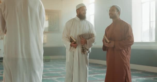 イスラム教徒 モスクで宗教のアドバイス 金曜日の祈りを神に学ぶ イスラム教徒の友人 文化のためのコミュニティ イード ムバラク またはアッラーを反逆者と指導者として賞賛する — ストック動画