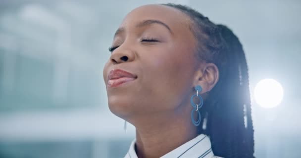 落ち着いた 不安と救済のためのオフィスのビジネス黒人女性とのリラックス 呼吸と平和 満足のための疲れた従業員の顔との幸せ 精神的な健康および疲労 欲求不満および疲労 — ストック動画