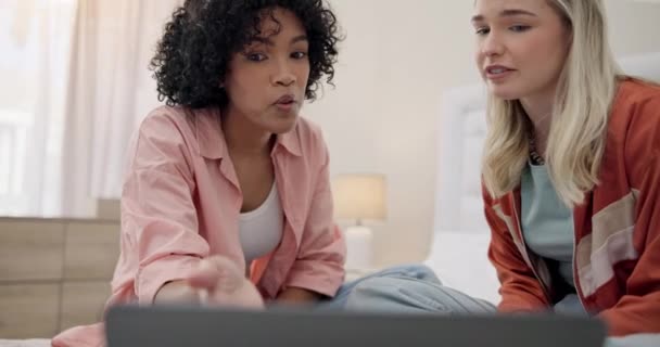 Filmkeuze Laptop Vrouwen Bed Voor Hechting Entertainment Serieabonnement Samen Vriendschap — Stockvideo