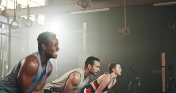 Grupo Fitness Levantamento Peso Com Kettlebell Ginásio Aula Treino Exercício — Vídeo de Stock