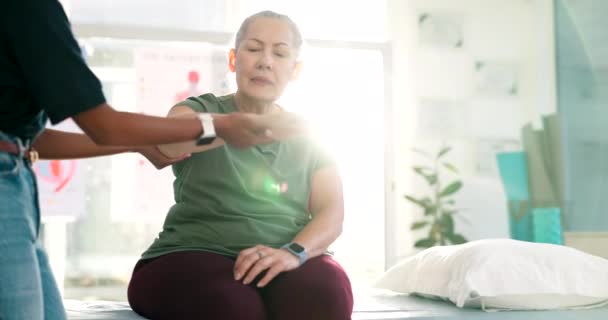 Kadın Fizik Tedavi Klinikte Kol Muayenesi Rehabilitasyon Iyileşme Kası Fizyoterapist — Stok video