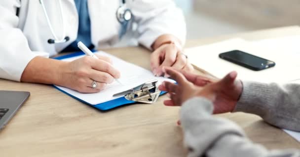 Médico Paciente Mão Escrevendo Consulta Saúde Com Conselhos Sintomas Lista — Vídeo de Stock