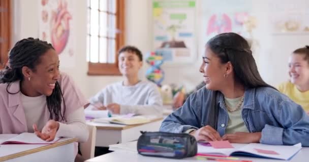 Oktatás Tanulás Diákok Barátai Nevetnek Osztályban Miközben Együtt Tanulnak Egy — Stock videók