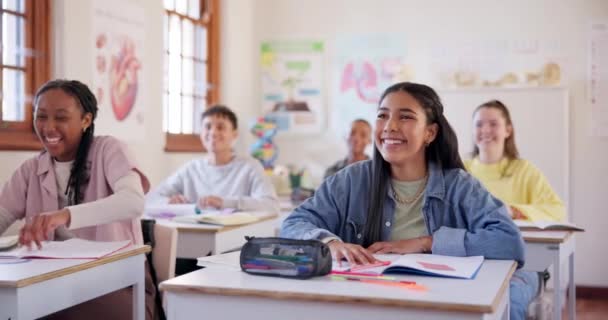 Educación Sonrisa Amigos Estudiantes Riendo Clase Mientras Aprenden Durante Una — Vídeo de stock