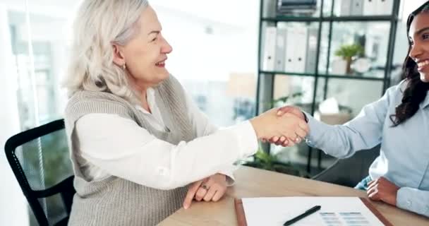 Business Women Client Handshake Meeting Retirement Contract Pension Partnership Deal — Stock Video