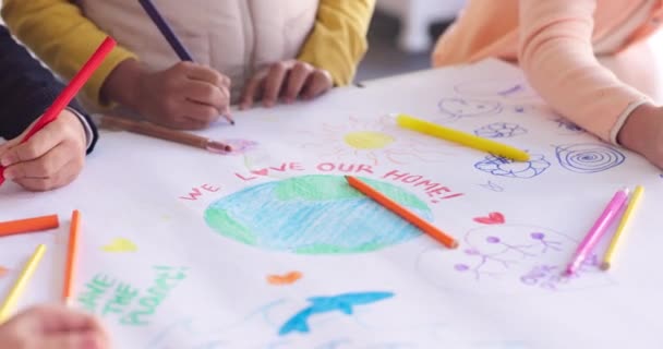 同学们在课堂上 绘画和艺术为地球日 生态友好教育和幼儿园 创意彩色海报项目 班级学生在一起 拯救地球和环境 — 图库视频影像
