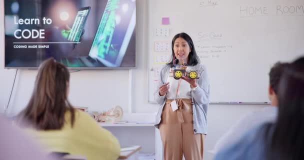 课堂教学 信息技术或工程设计中的教师 演示和代码学习 人与学生软件开发 学校计算机与机器人讲座 — 图库视频影像