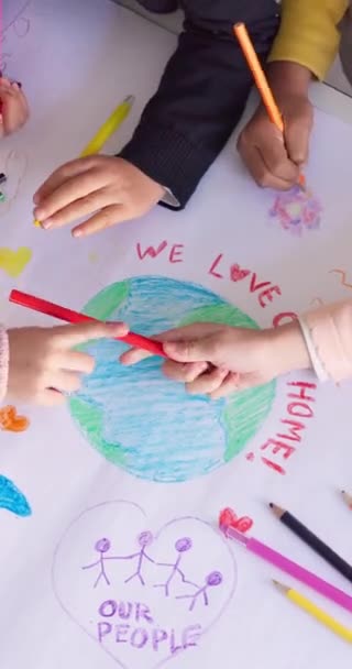 孩子们在教室里 从上面画画和艺术为地球日 生态友好教育和幼儿园 创意海报项目 一群学童聚在一起拯救地球和环境 — 图库视频影像