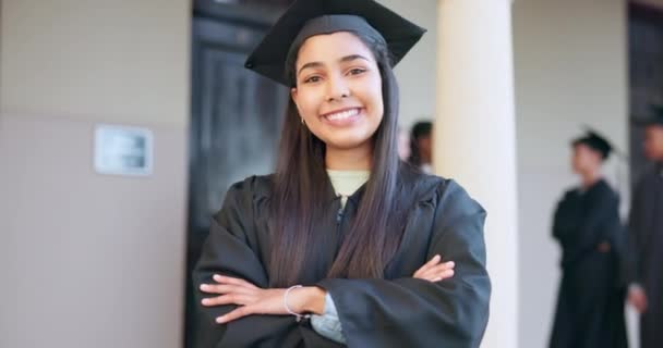 증명서 장학금 교육을 대학에서 여성의 디플로마와 성공을위한 캠퍼스에서 학생의 초상화와 — 비디오