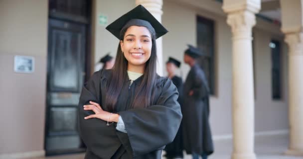 Universidad Graduado Retrato Mujer Con Los Brazos Cruzados Orgullo Grado — Vídeos de Stock