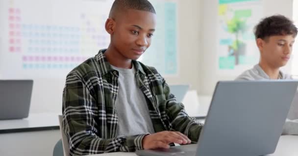 Nastoletnie Dziecko Laptop Edukacja Szkole Badań Kodowania Lub Informatyki Czarny — Wideo stockowe